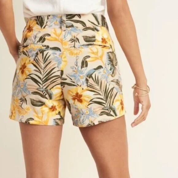 ✨ Old Navy Yellow Floral Everyday Mid Rise Short✨ - Picture 2 of 8